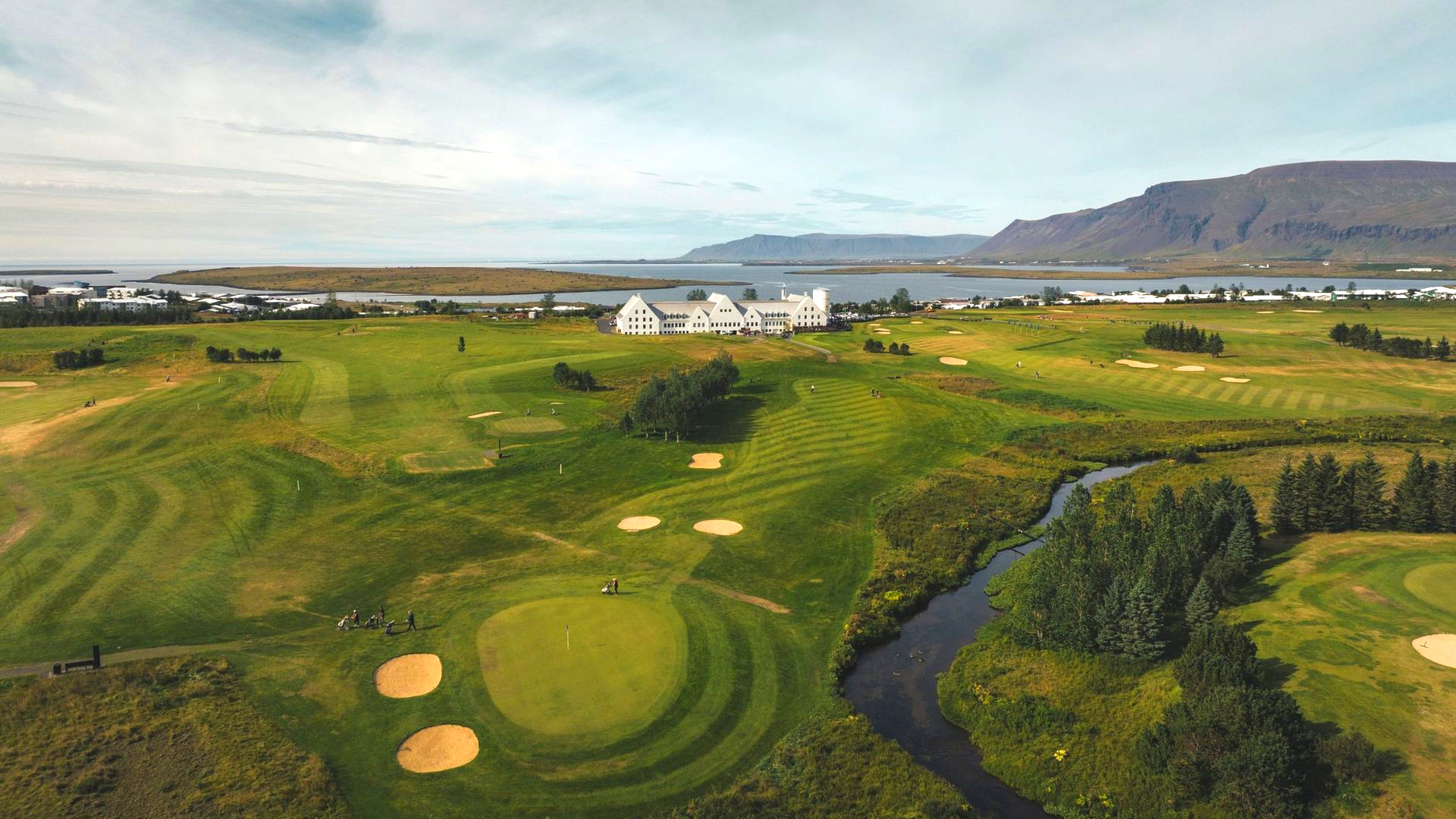 Tíunda flötin á Korpúlfsstaðavelli og klúbbhúsið á Korpúlfsstöðum. Ljósmynd: Golfklúbbur Reykjavíkur